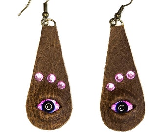 4006 Pendientes de piel marrón con ojos de dragón rosa y pedrería rosa.