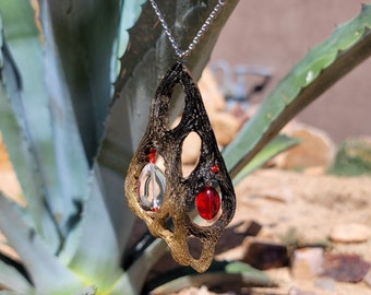 2046 Colgante de cactus Cholla, tono negro y dorado con cuentas de vidrio rojo y transparente