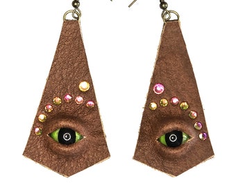 4001 Pendientes de cuero marrón con ojos verdes y pedrería que cambia de color.