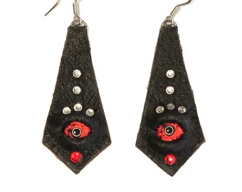 4005 Pendientes de cuero negro ojos de dragón rojo y pedrería roja y blanca.
