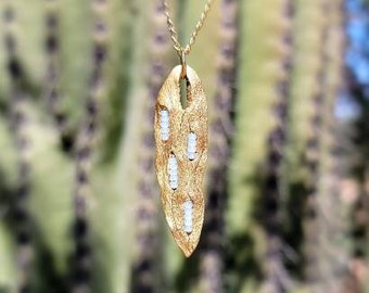 2011 Colgante cactus cholla. Tinte dorado y cuentas de vidrio.