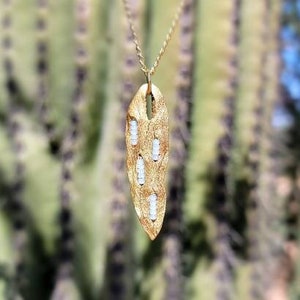 2011 Cholla Kaktus Anhänger. Goldtönung und Glasperlen