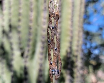 2003 Cactus cholla de color natural con cuentas de vidrio y cadena en tono negro.