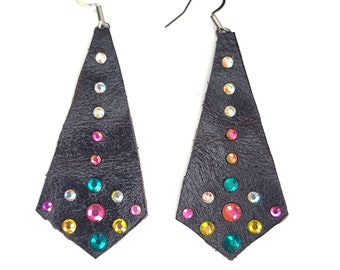 3012 Pendientes de cuero negro con pedrería verde y oro rosa