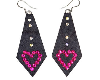 3016 Pendientes de cuero negro con pedrería en forma de corazón rosa y blanco