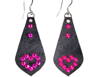 3010 Pendientes de cuero negro con pedrería rosa en forma de corazón