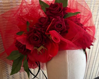 Tocado Derby Roses con caballos de carreras