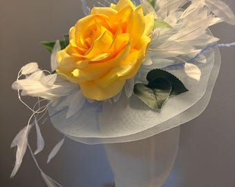 Gele roos fascinator