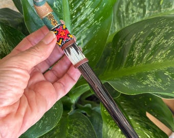 Tepi de madera de chonta Shipibo hecho a mano con diseño de metal, cuentas y arcilla