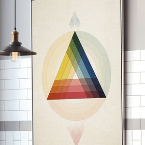 Könnte beinhalten: Abstrakter geometrischer Kunstdruck mit einem bunten Dreieck mit konzentrischen Kreisen und einer Diamantform oben und unten. Das Dreieck ist mit Schattierungen von Rot, Orange, Gelb, Grün, Blau und Lila gefüllt.