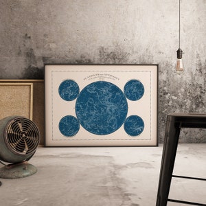 Peut inclure: Une impression de carte de style vintage dans un cadre noir avec le titre "Planisgloben der Antipoden" en bleu. La carte est une illustration bleue et blanche du monde avec une rose des vents et d'autres détails.