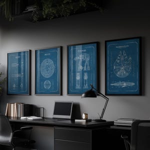 Può includere: Quattro stampe artistiche incorniciate di Star Wars sono appese sopra una scrivania nera. Le stampe presentano schemi dettagliati della Morte Nera, del camminatore AT-AT, del Millennium Falcon e di un'astronave. Una lampada da scrivania nera e un laptop sono sulla scrivania.