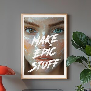 Könnte beinhalten: Nahaufnahme eines Frauen Gesichts mit weißer Farbe auf ihrer Haut. Der Text "MAKE EPIC STUFF" ist in weißer Farbe auf ihr Gesicht geschrieben.