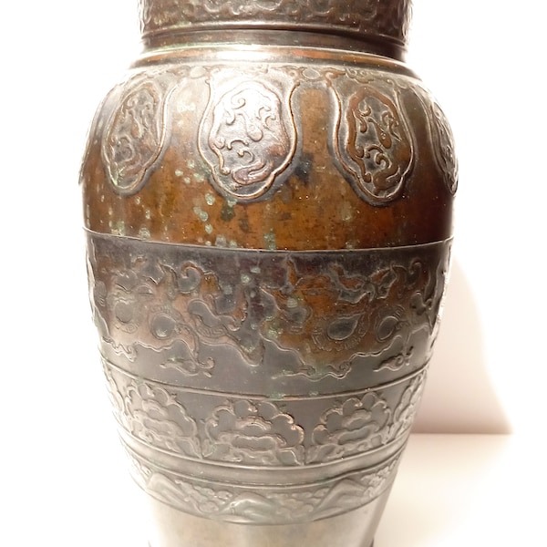 Vase taoïste en bronze asiatique - Éventuellement de la fin du 19ème siècle.