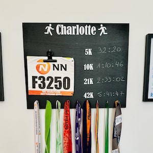 Gepersonaliseerde houten medaillehouder. Startnummerhouder, medaillestandaard voor marathonwedstrijden. Bezorging door Mondial Relay (afhaalpunt).