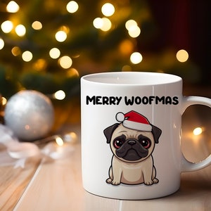 Peut inclure: Un mug en céramique blanche avec une illustration de dessin animé représentant un carlin beige portant un bonnet de Père Noël rouge et blanc. Le texte MERRY WOOFMAS est imprimé en lettres capitales noires au-dessus du carlin sur le mug.