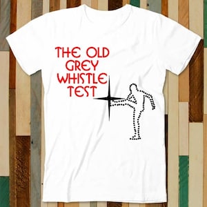 Könnte beinhalten: Weißes T-Shirt mit rotem Text, der "The Old Grey Whistle Test" lautet, und einer schwarzen Silhouette einer Person, die einen Stern tritt.