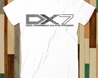 Könnte beinhalten: Weißes T-Shirt mit einer schwarz-weißen Grafik des Textes "DX7" und den Worten "Digital Programmable Algorithm Synthesizer".