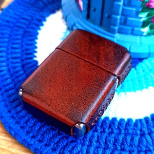 Custodia in pelle personalizzata per accendino Zippo - Regalo ideale per papà e uomini. Elegante e protettiva. Ottima idea regalo in pelle