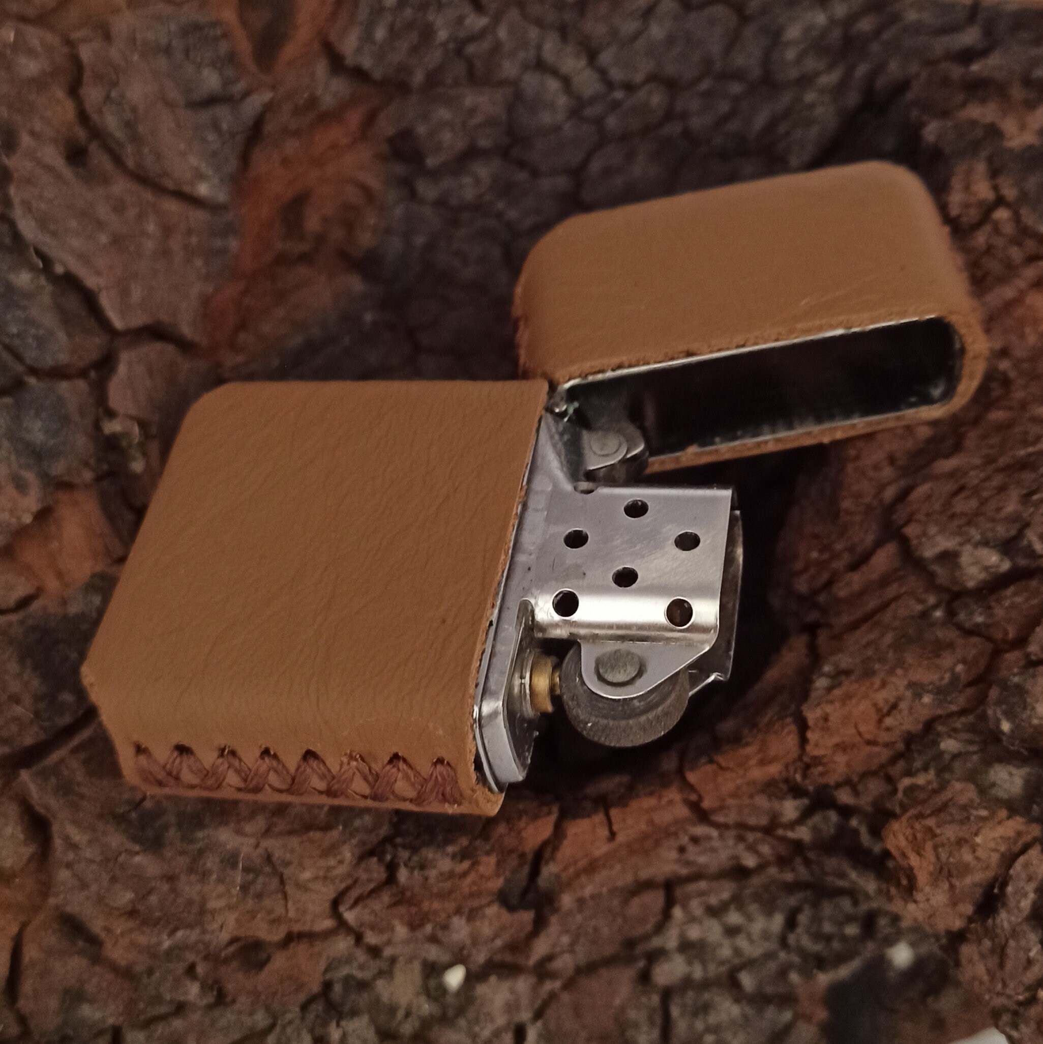 小物 Supreme Simon Leather Lighter Case Supreme b.b. Simon Leather Lighter Case Keychain (FW24) - $78