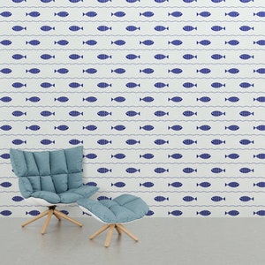 Puede incluir: Una pared estampada en azul y blanco con filas de peces y l&iacute;neas onduladas. Un sill&oacute;n azul y un reposapi&eacute;s a juego con patas de madera est&aacute;n frente a la pared. La silla y el reposapi&eacute;s tienen un dise&ntilde;o acolchado.