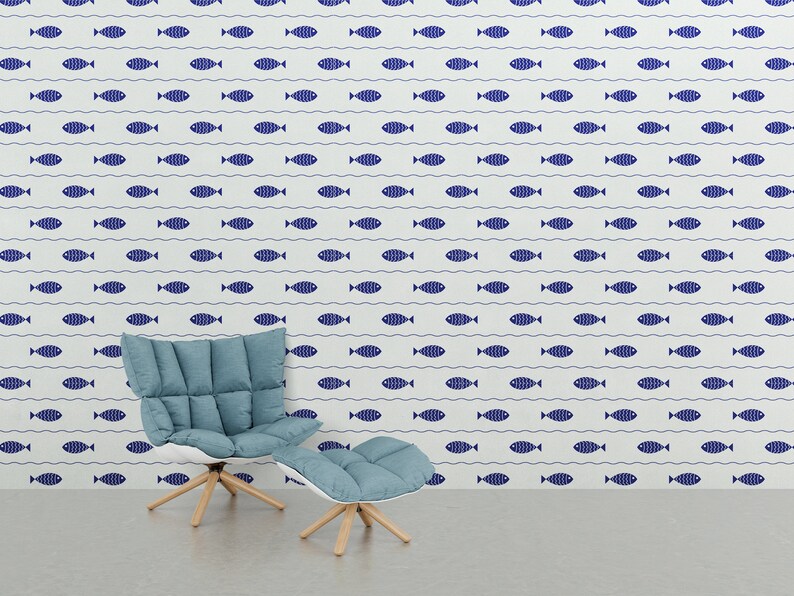 Puede incluir: Una pared estampada en azul y blanco con filas de peces y l&iacute;neas onduladas. Un sill&oacute;n azul y un reposapi&eacute;s a juego con patas de madera est&aacute;n frente a la pared. La silla y el reposapi&eacute;s tienen un dise&ntilde;o acolchado.