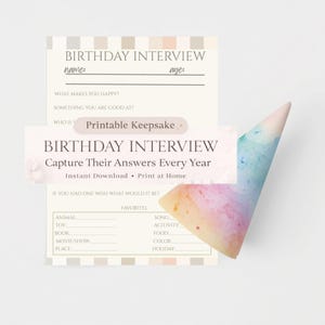 Op de afbeelding: Een afdrukbaar verjaardagsinterview aandenken met invulvragen. Het ontwerp heeft een pastel kleurenschema en de tekst "BIRTHDAY INTERVIEW Capture Their Answers Every Year". Een aquarel geschilderde driehoek staat op de achtergrond.
