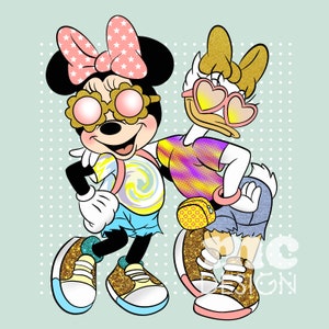 Op de afbeelding: Een cartoonillustratie van Minnie Mouse en Daisy Duck die zonnebrillen en zomeroutfits dragen. Minnie Mouse draagt een roze en wit gebloemde jurk en een roze strik. Daisy Duck draagt een paars en geel tie-dye shirt en een spijkerbroek.