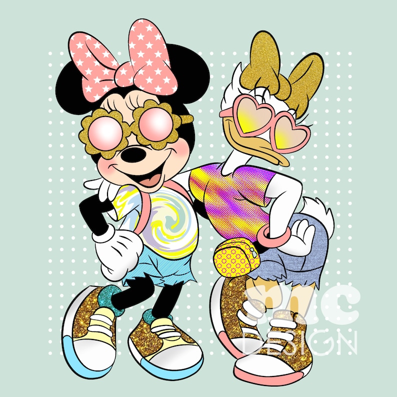 Op de afbeelding: Een cartoonillustratie van Minnie Mouse en Daisy Duck die zonnebrillen en zomeroutfits dragen. Minnie Mouse draagt een roze en wit gebloemde jurk en een roze strik. Daisy Duck draagt een paars en geel tie-dye shirt en een spijkerbroek.