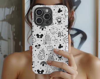 以下が含まれることがあります： 白の携帯電話ケース。黒のディズニーをテーマにしたパターン。ミッキーマウスのシルエット、お城、その他の公園関連のグラフィックが含まれています。ケースは人の前に保持されています。