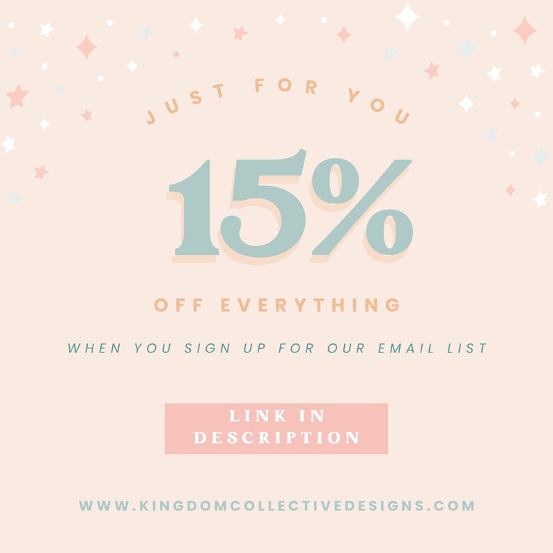 Peut inclure: Un graphique rose et blanc avec une offre de r&eacute;duction de 15 % en bleu clair. Le texte indique "Just for you 15% off everything when you sign up for our email list. Link in description. www.kingdomcollective designs.com".