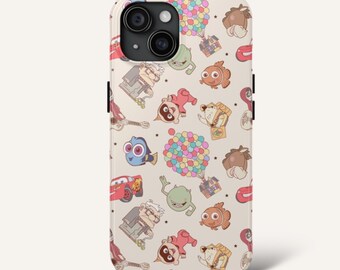 Puede incluir: Una funda para teléfono con fondo beige claro que presenta un patrón repetitivo de varios personajes animados, incluyendo una casa con globos coloridos, un coche de carreras rojo, un monstruo verde, un pez azul, un anciano y un niño.