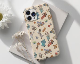 Puede incluir: Una funda para teléfono de color crema con un patrón repetido de personajes de dibujos animados de películas de animación populares. La funda presenta personajes como Buzz Lightyear, Woody y los Increíbles.