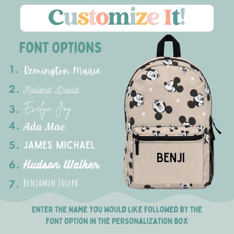 Puede incluir: Una mochila beige con estampado de Mickey Mouse y una cremallera negra. La mochila tiene un bolsillo negro en la parte delantera con el nombre "BENJI" impreso en negro. La imagen incluye una lista de opciones de fuente para personalizar la mochila.