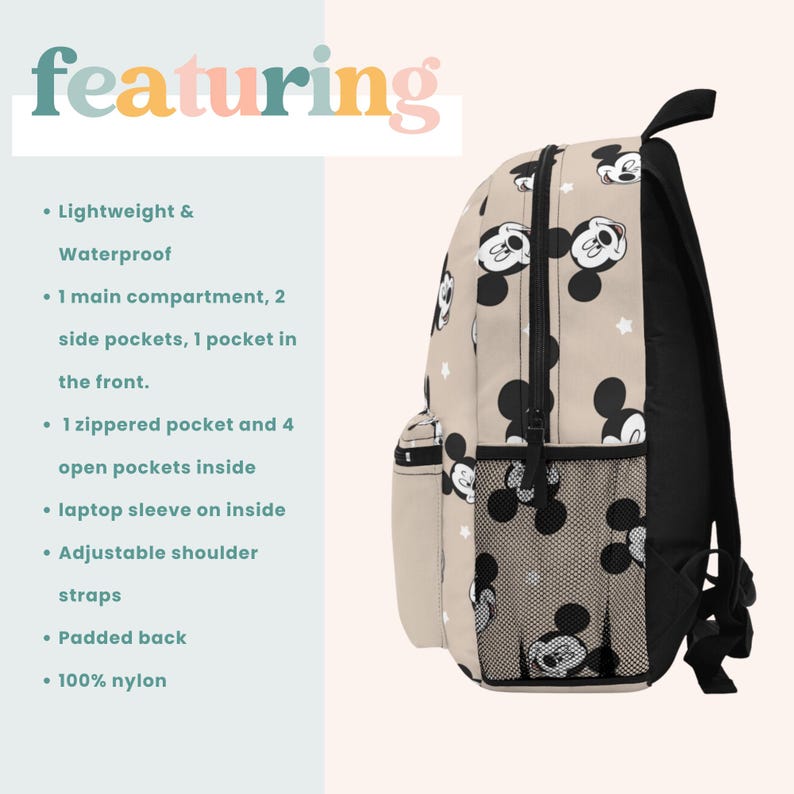 Puede incluir: Una mochila beige con una cremallera negra y correas negras. La mochila tiene un patr&oacute;n repetido de cabezas de Mickey Mouse y estrellas blancas. La mochila tiene un bolsillo de malla en el lateral y un bolsillo con cremallera en la parte delantera. El texto "featuring" est&aacute; en la esquina superior izquierda de la imagen.