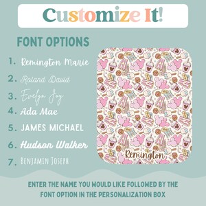 Peut inclure: Un motif personnalisable pour une couverture personnalis&eacute;e avec un motif rose et blanc avec des oreilles de Mickey Mouse, du pop-corn, des cornets de glace et d'autres images sur le th&egrave;me de Disney. Le texte "Remington" est affich&eacute; en rose sur la couverture. Le texte "Customize It!" est affich&eacute; en rose et orange en haut de l'image. Une liste d'options de police est affich&eacute;e sur le c&ocirc;t&eacute; gauche de l'image.