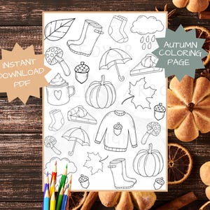 Op de afbeelding: Een zwart-witte printbare kleurplaat met herfstthema illustraties. De pagina bevat afbeeldingen van bladeren, pompoenen, regenlaarzen, een trui, een kopje koffie, een taart en een paddenstoel.