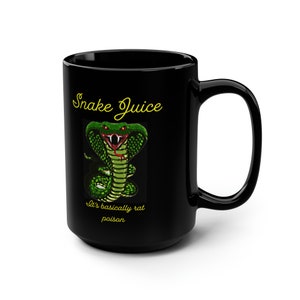 Pode incluir: Caneca de café preta com um gráfico de cobra verde e o texto "Snake Juice It's basically rat poison".
