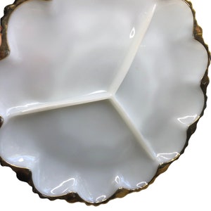 Puede incluir: Un plato de servir blanco dividido con un borde dorado. El plato tiene tres secciones y un borde festoneado.