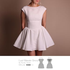 Op de afbeelding: Een witte jurk met een getailleerd lijfje en een uitlopende rok. De jurk heeft een boothals en kapmouwen. De tekst "Last-Minute Dress" is zichtbaar, samen met de naam van de ontwerper en de moeilijkheidsgraad. De jurk wordt door een persoon gedragen.