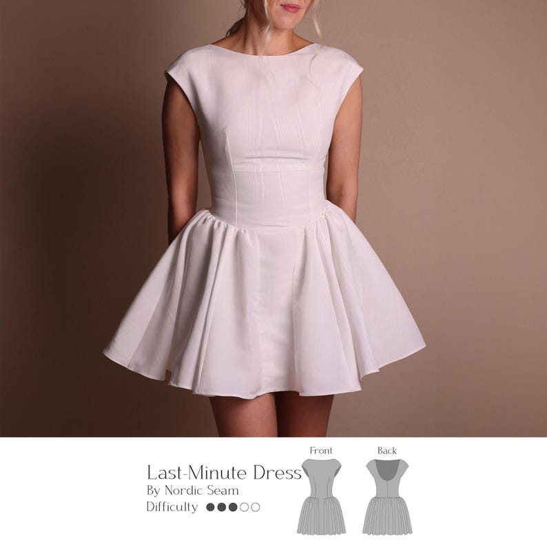 Puede incluir: Un vestido blanco con un corpi&ntilde;o ajustado y una falda acampanada. El vestido tiene un escote barco y mangas cortas. El texto "Last-Minute Dress" es visible, junto con el nombre del dise&ntilde;ador y el nivel de dificultad. El vestido lo lleva una persona.
