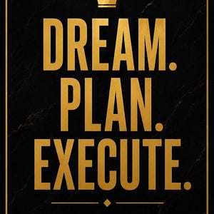 Könnte beinhalten: Ein rechteckiger Wandkunstdruck mit schwarzem Marmorhintergrund und goldenem Text, der DREAM. PLAN. EXECUTE. und TURN YOUR DREAMS INTO REALITY lautet. Ein goldenes Kronensymbol befindet sich über dem Text, umrahmt von einem dünnen goldenen Rand.