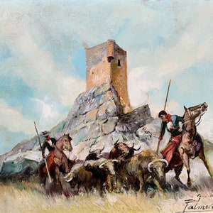 Puede incluir: Pintura al óleo que representa a vaqueros arreando ganado cerca de una torre de piedra sobre una colina rocosa. La obra presenta un cielo azul con nubes y una firma en la esquina inferior derecha. Los vaqueros están a caballo y el ganado es de color marrón oscuro.