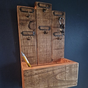 Organizador de llaves Dark Academy con ETIQUETA y letra ALMACENAMIENTO estilo boticario para colgar en la pared