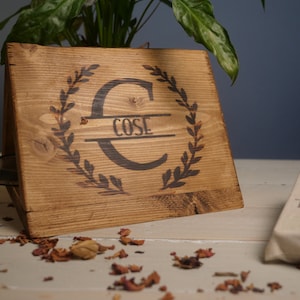 Atril de madera personalizado: soporte rústico para teléfono y gafas con monograma