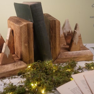 Rustieke houten boekensteunen in de bergen: woondecoratie van teruggewonnen hout