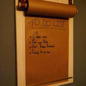 Cavalete de parede Dispensador de rolo de papel feito de madeira maciça Suporte para rolo de papel Kraft pendurado Quadro de menu Quadro de notas com detalhes em latão e couro sintético