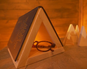 REPOSE-LIVRE Triangle EN BOIS | Réserver ORGANISATEUR | Table de chevet, support pour téléphone et lunettes, un écran de veille élégant fait main, cadeau personnalisé