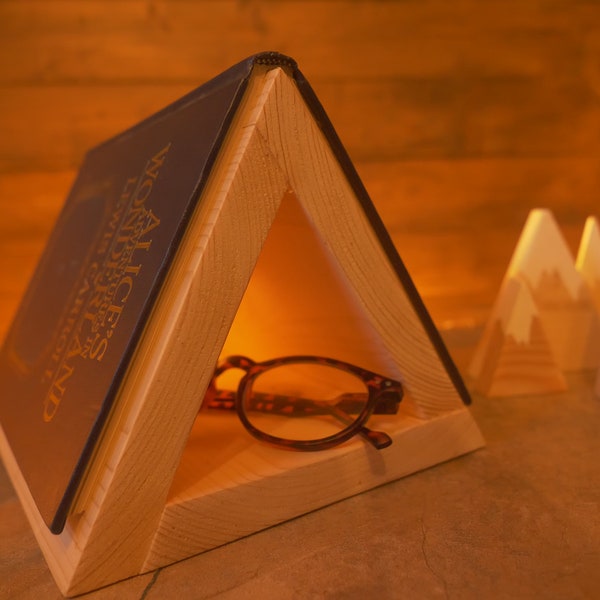 REPOSE-LIVRE Triangle EN BOIS | Réserver ORGANISATEUR | Table de chevet, support pour téléphone et lunettes, un écran de veille élégant fait main, cadeau personnalisé