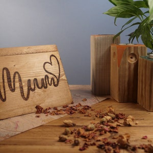 Atril de madera pirograbado &quot;MUM&quot;: soporte para teléfono hecho a mano